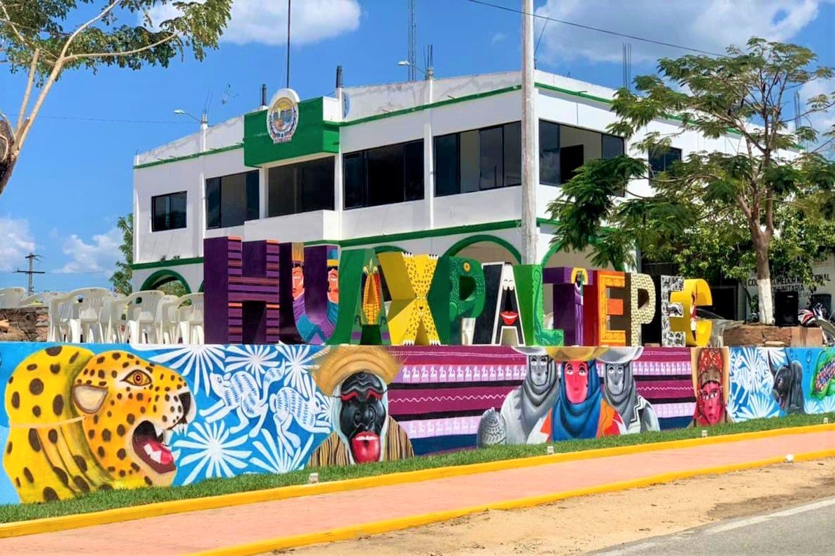 Inauguran mural alusivo al carnaval en Huaxpaltepec