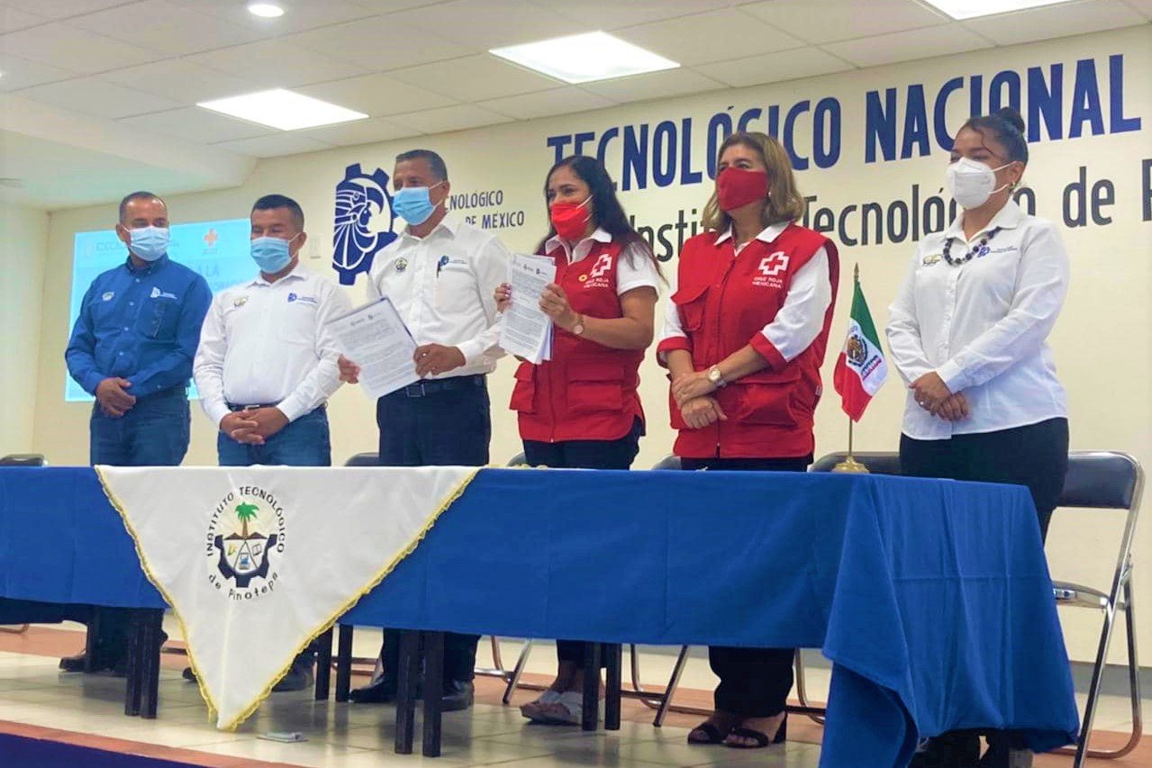 Firma Tecnológico de Pinotepa convenio de colaboración con la Cruz Roja Mexicana