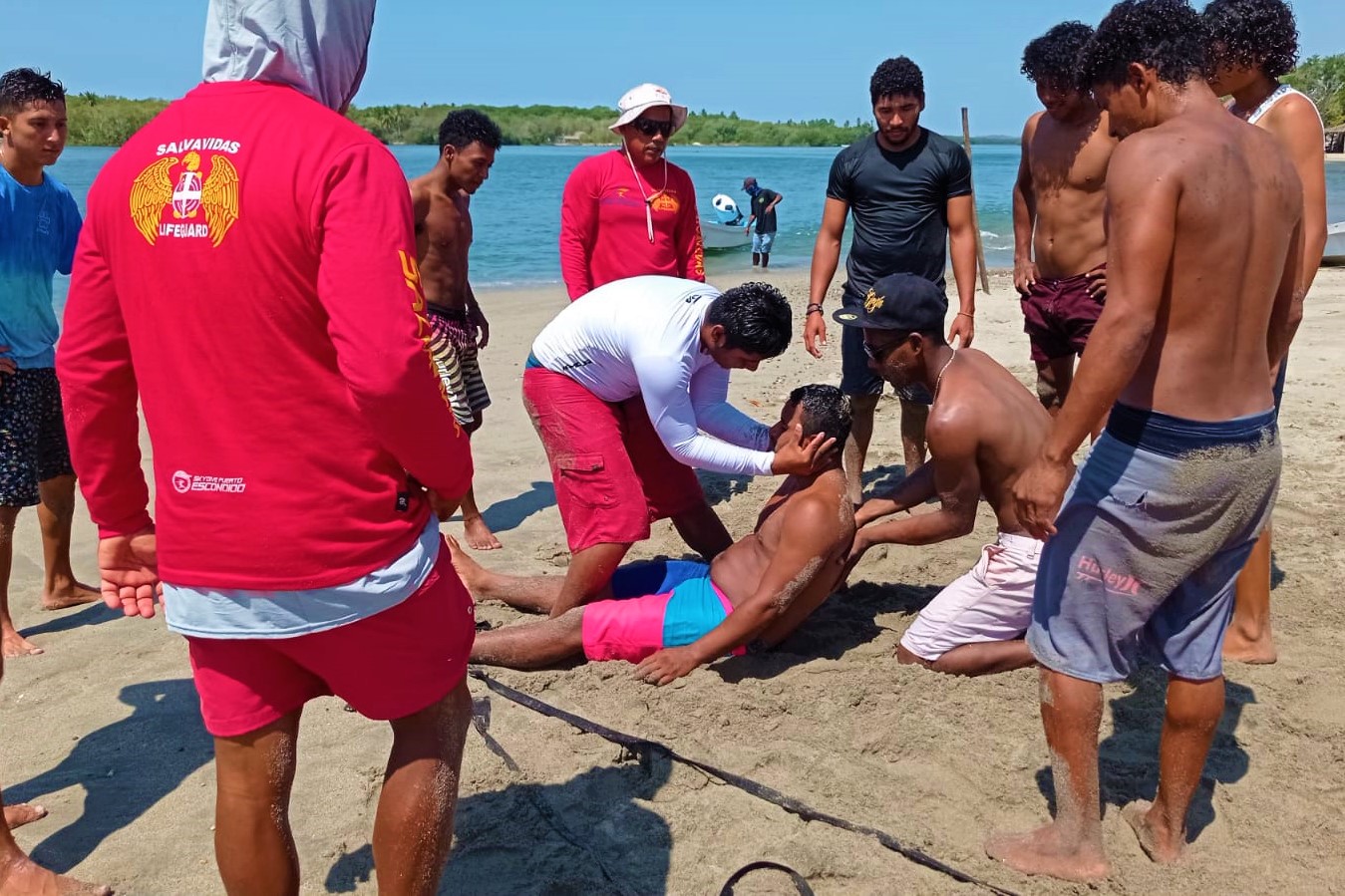 Brindan capacitación a salvavidas de Chacahua, Tututepec