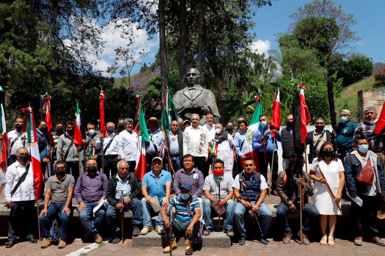 Se reúnen AMLO y AMH con autoridades municipales de la Sierra Norte