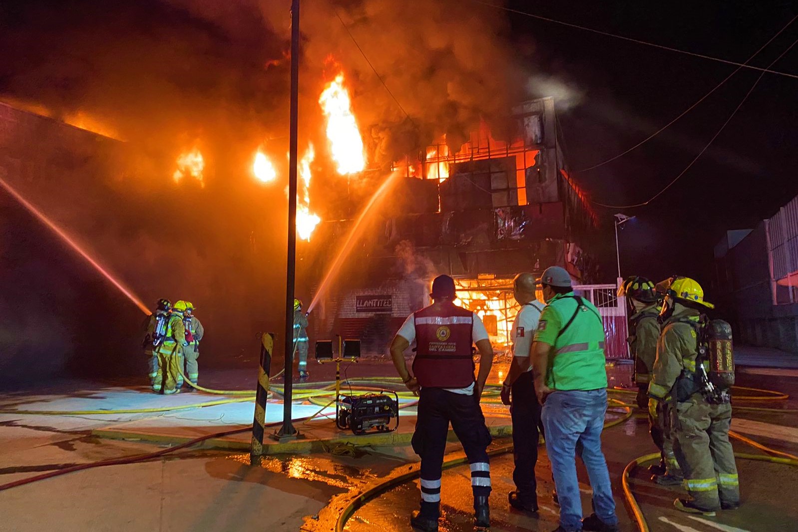 En coordinación, sofocan incendio en bodega de llantas sobre Símbolos Patrios: CEPCO