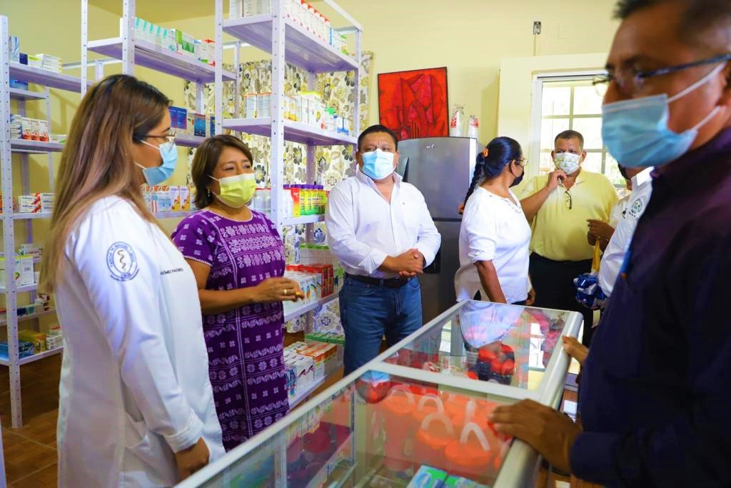 Minerva López Calderón pone en marcha farmacia comunitaria en Pinotepa Nacional