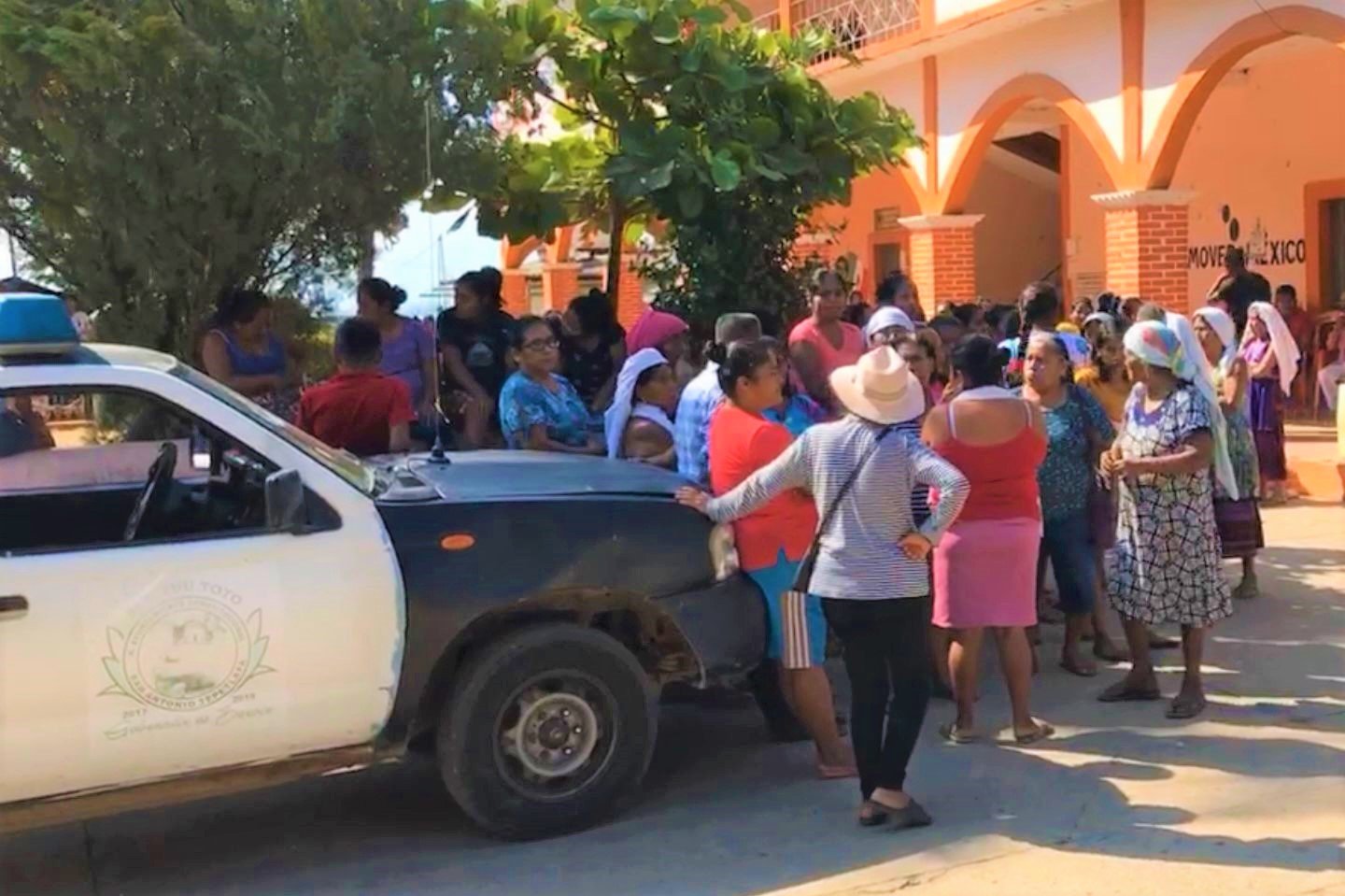 Fiscalía General atiende a pobladores de San Antonio Tepetlapa para dar seguimiento a la investigación por el homicidio de dos personas