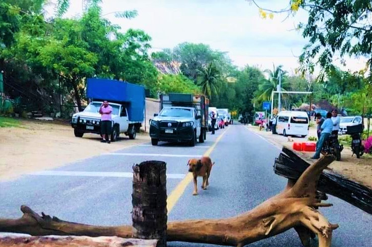 Abandonan desazolve de laguna en Manialltepec; pobladores cierran tramo carretero