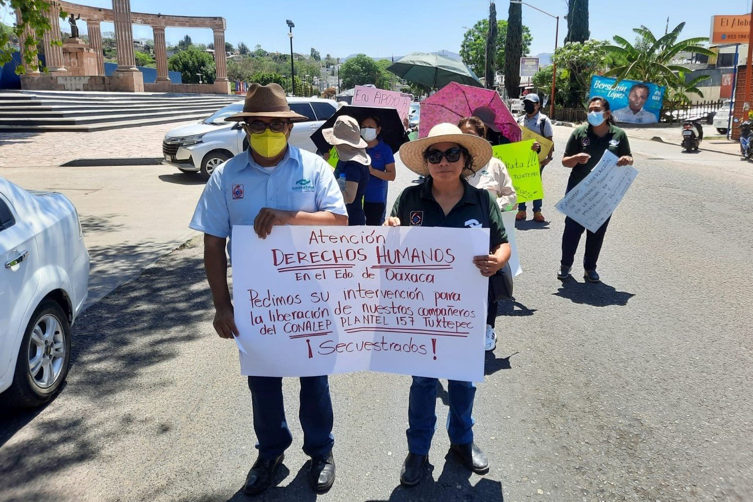 Marchan en Huajuapan para exigir liberación 20 docentes retenidos en la Mixtequita