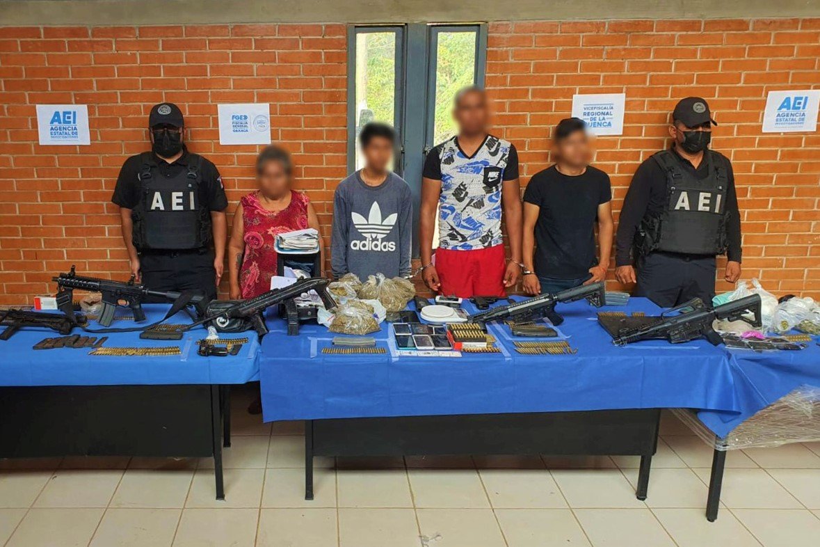 Asegura Fiscalía de Oaxaca arsenal y droga en cateo