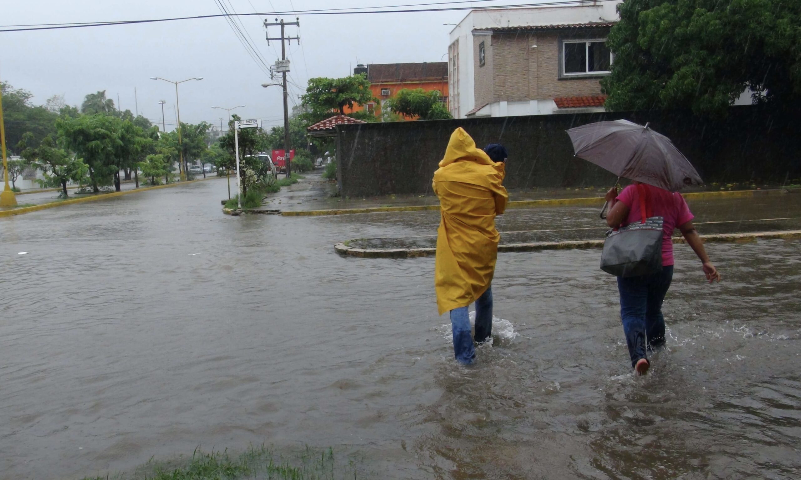 Suspende IEEPO clases en zonas de riesgo por huracán “Agatha”
