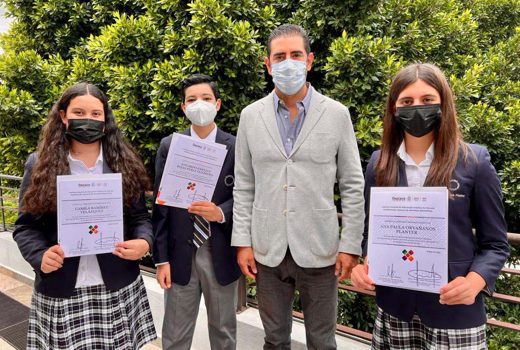 Entrega el IEEPO reconocimientos a alumnos sobresalientes