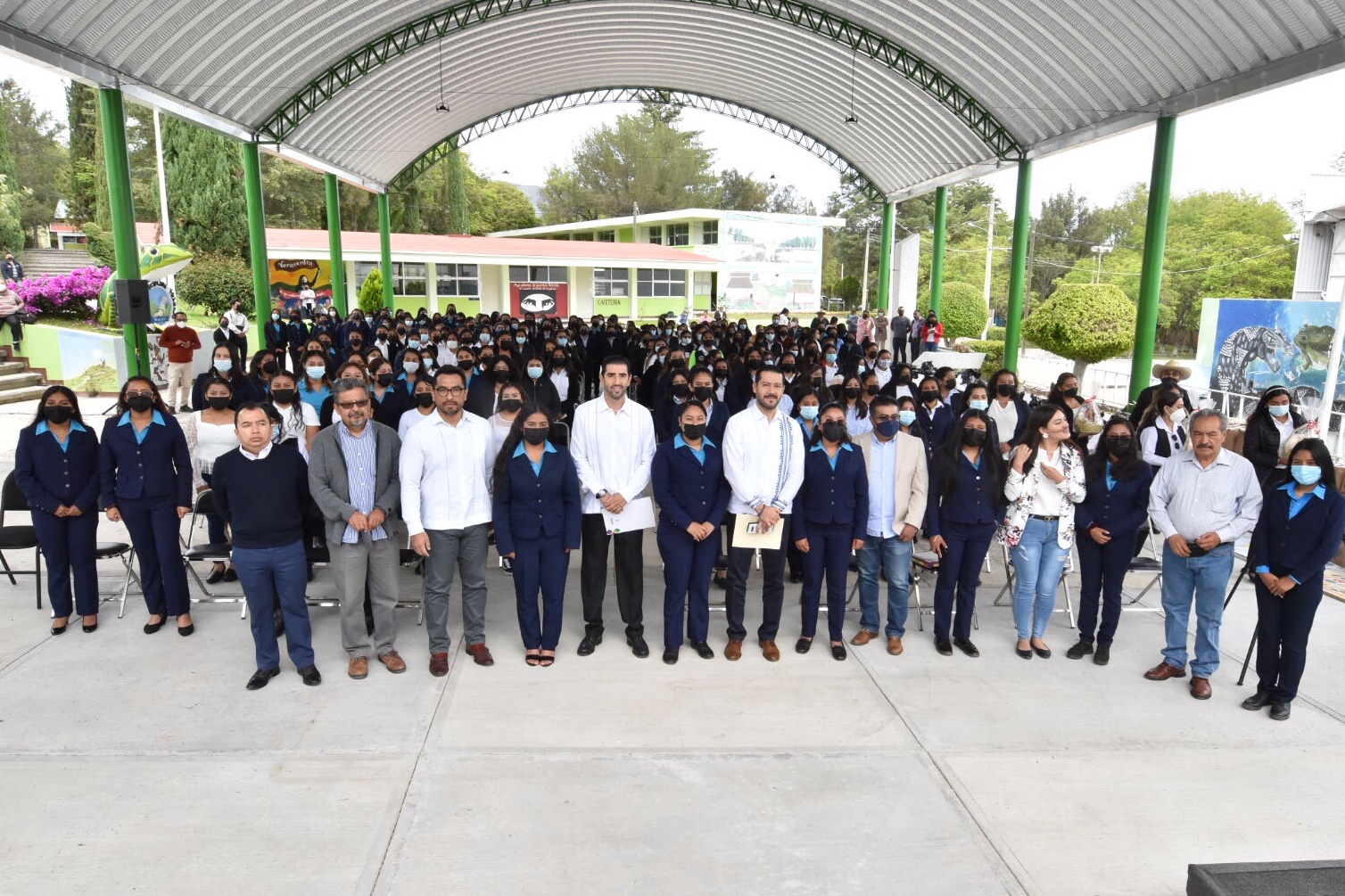 Entrega IEEPO paquetes de materiales a estudiantes de la Escuela Normal Rural Vanguardia de Tamazulápam