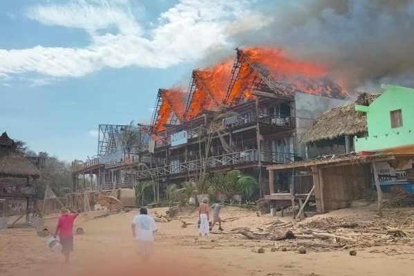 Incendio consume hoteles en Zipolite