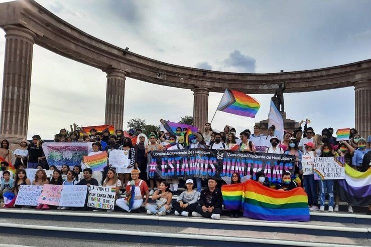 Impiden pinta de paso peatonal con colores de la comunidad LGBTTTIQ+ en Huajuapan