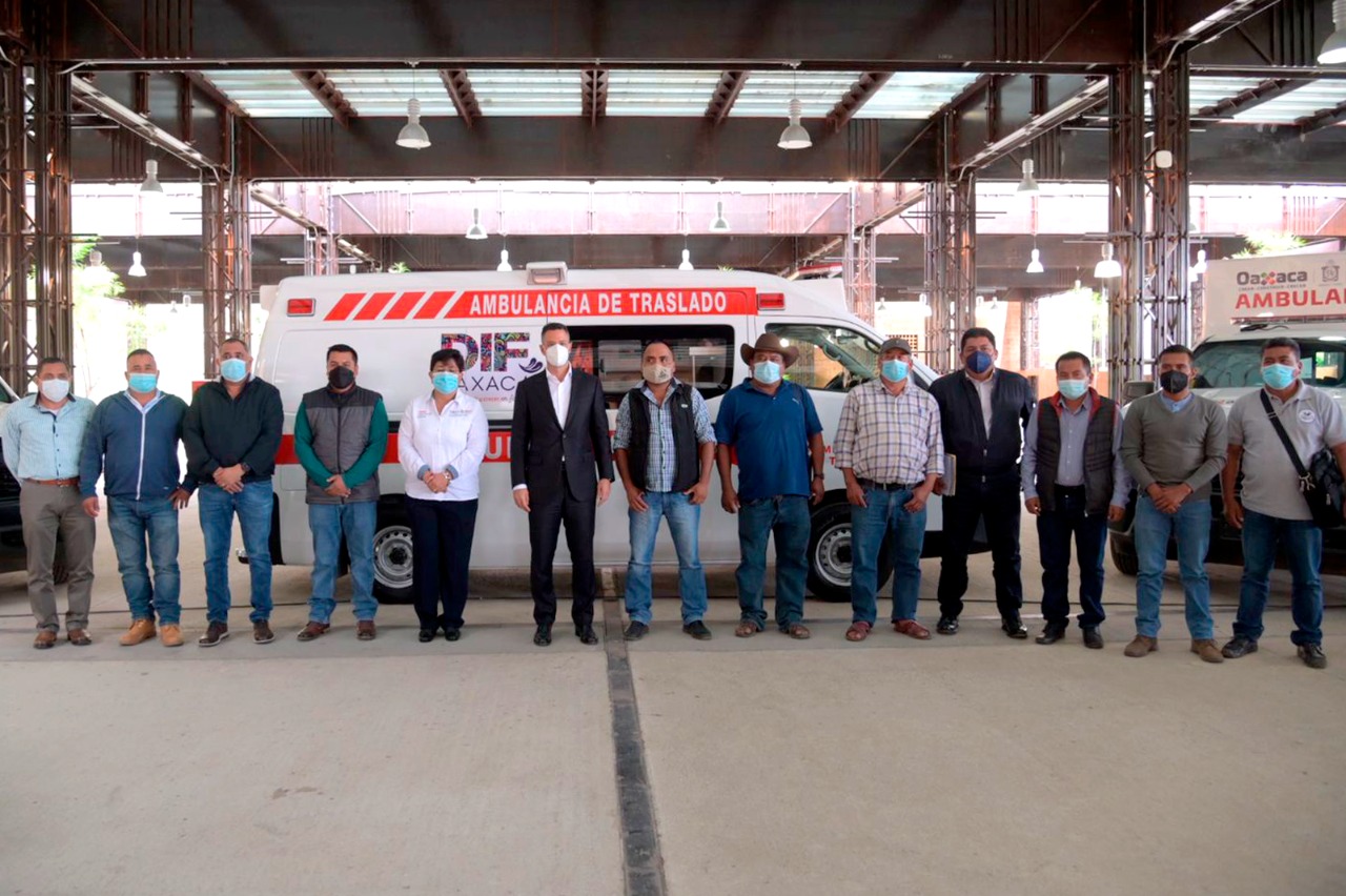 Entrega Alejandro Murat siete ambulancias equipadas en beneficio de la Sierra Sur