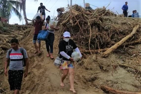 Familia DIF Oaxaca atiende a damnificados por el huracán Agatha en la Costa