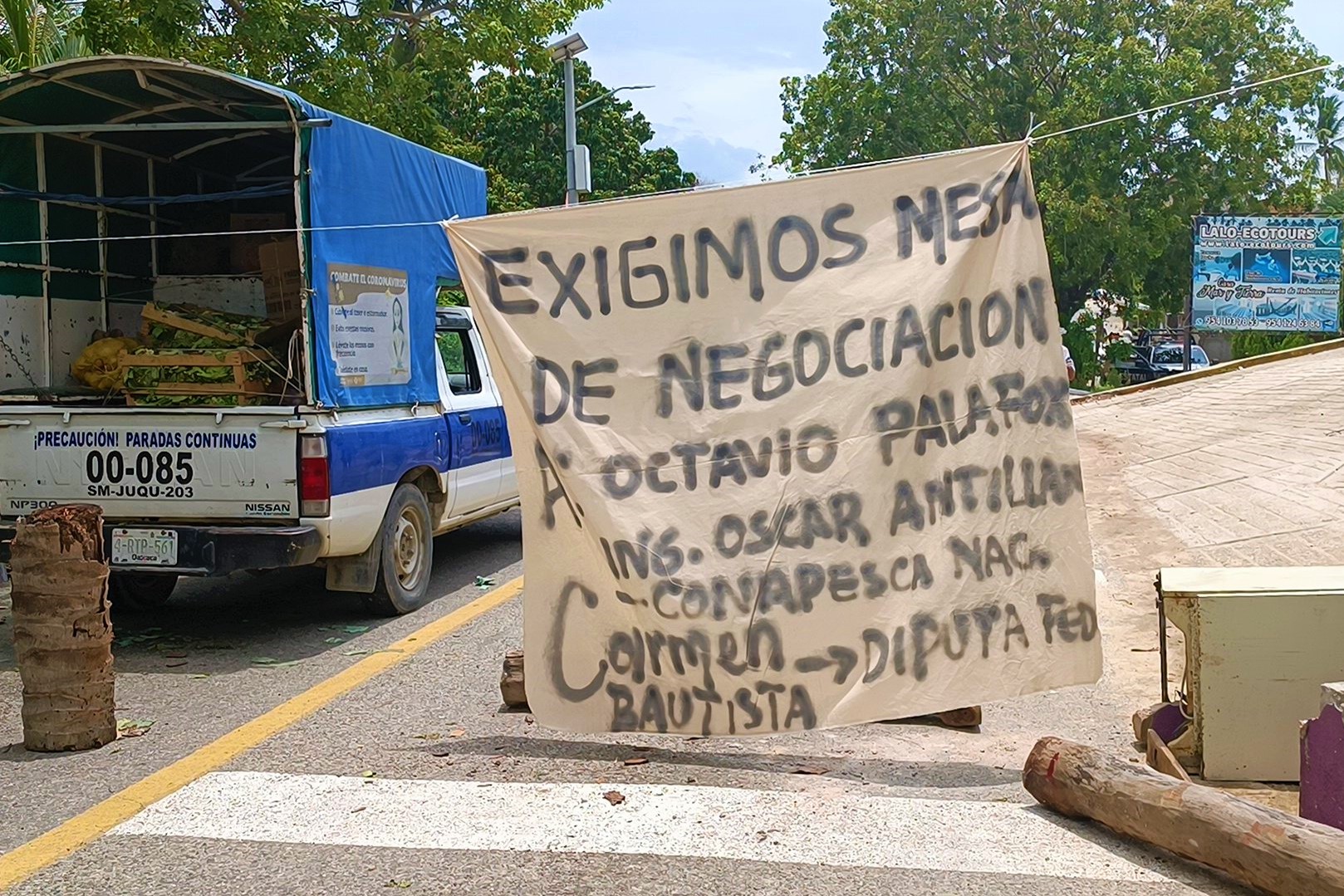 Continúa bloqueo en carretera costera; piden conclusión de desazolve en Laguna Manialtepec