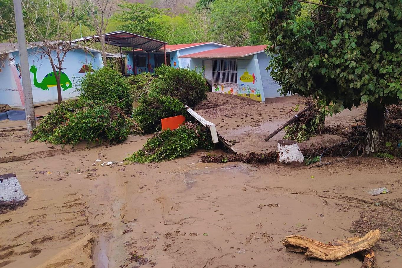 Continúa suspensión de clases en 35 municipios de la Costa, Sierra Sur e Istmo