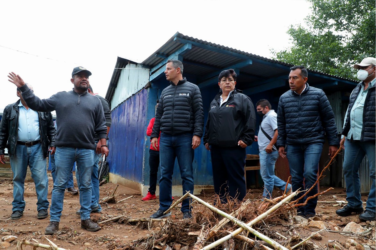 Recorre Alejandro Murat comunidades de los Ozolotepec afectadas por el paso del huracán “Ágatha”