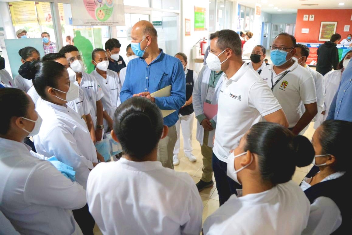 Gobernador de Oaxaca y titular del Insabi evalúan daños en infraestructura de salud en la Costa