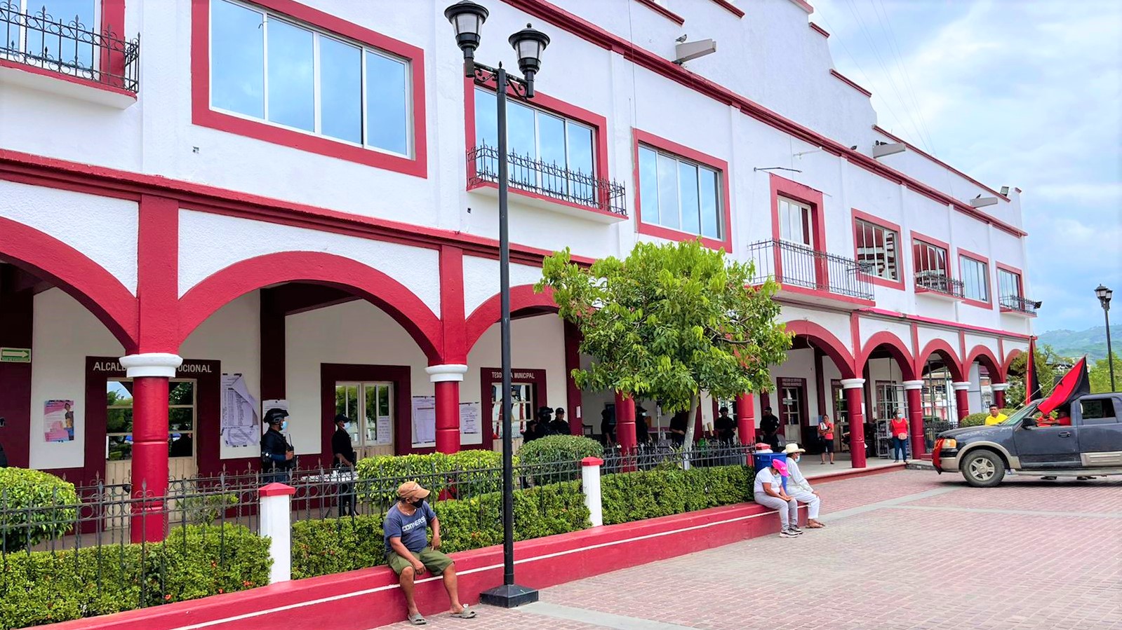 Blindan Palacio Municipal de Pinotepa por marcha de la Ucidebacc