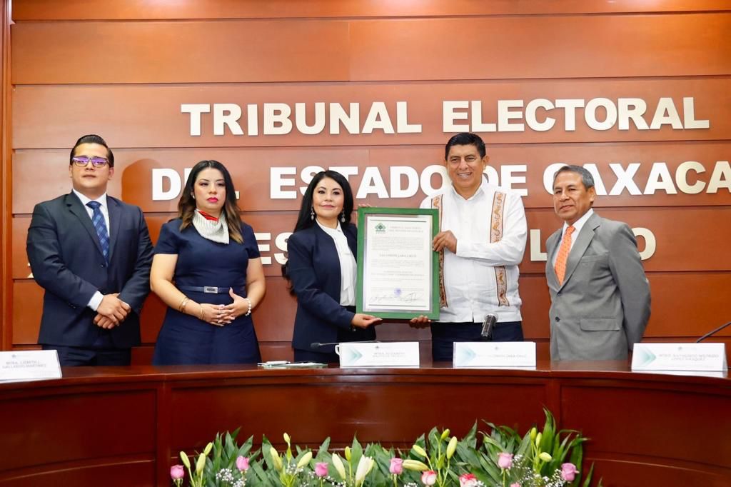 Salomón Jara recibe constancia de gobernador electo