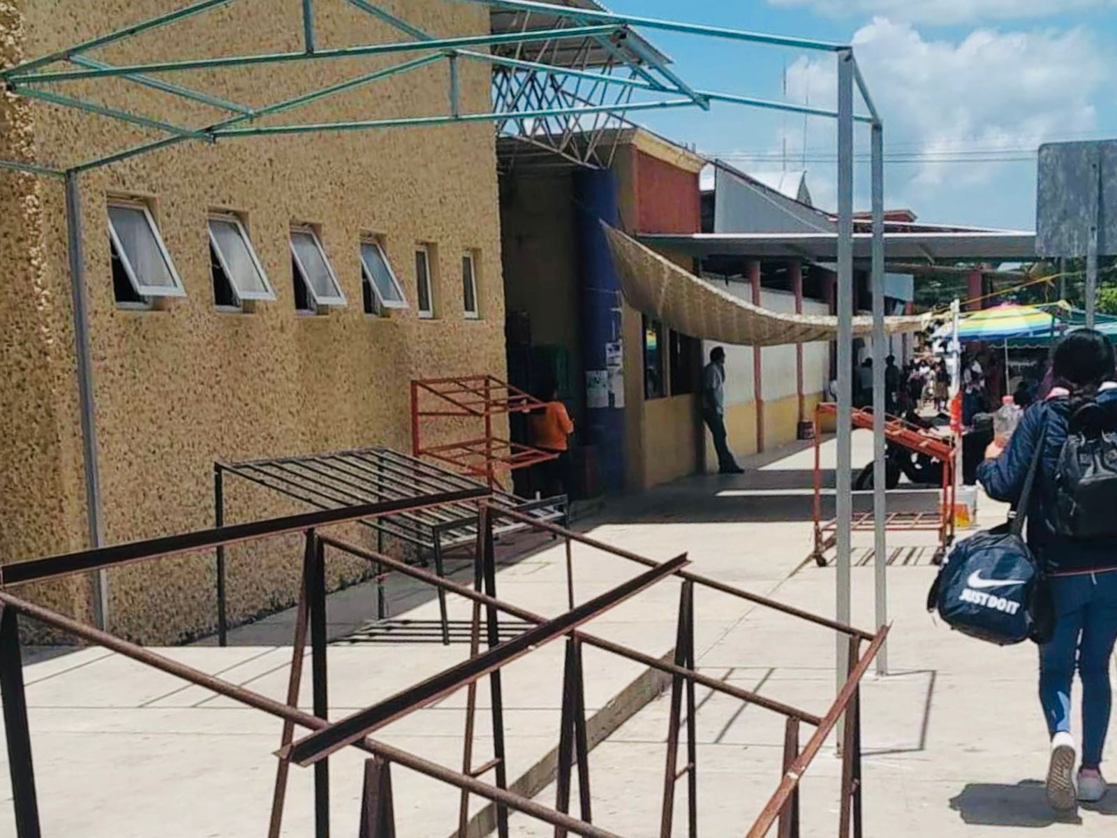 Atesta ambulantaje alrededores de la central de autobuses en Pinotepa Nacional