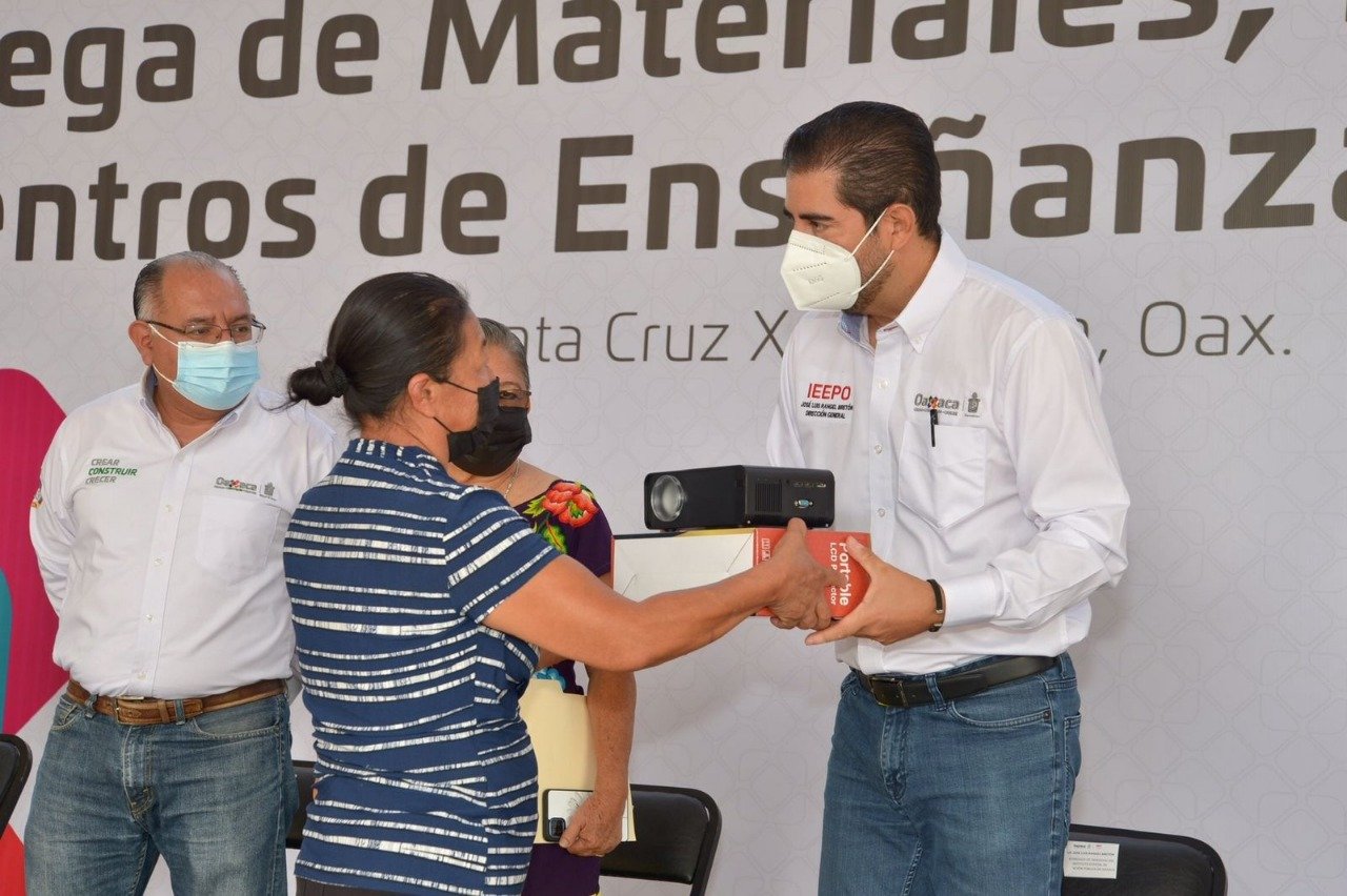 Entrega IEEPO materiales, herramientas y equipo de trabajo a 24 centros de enseñanza ocupacional