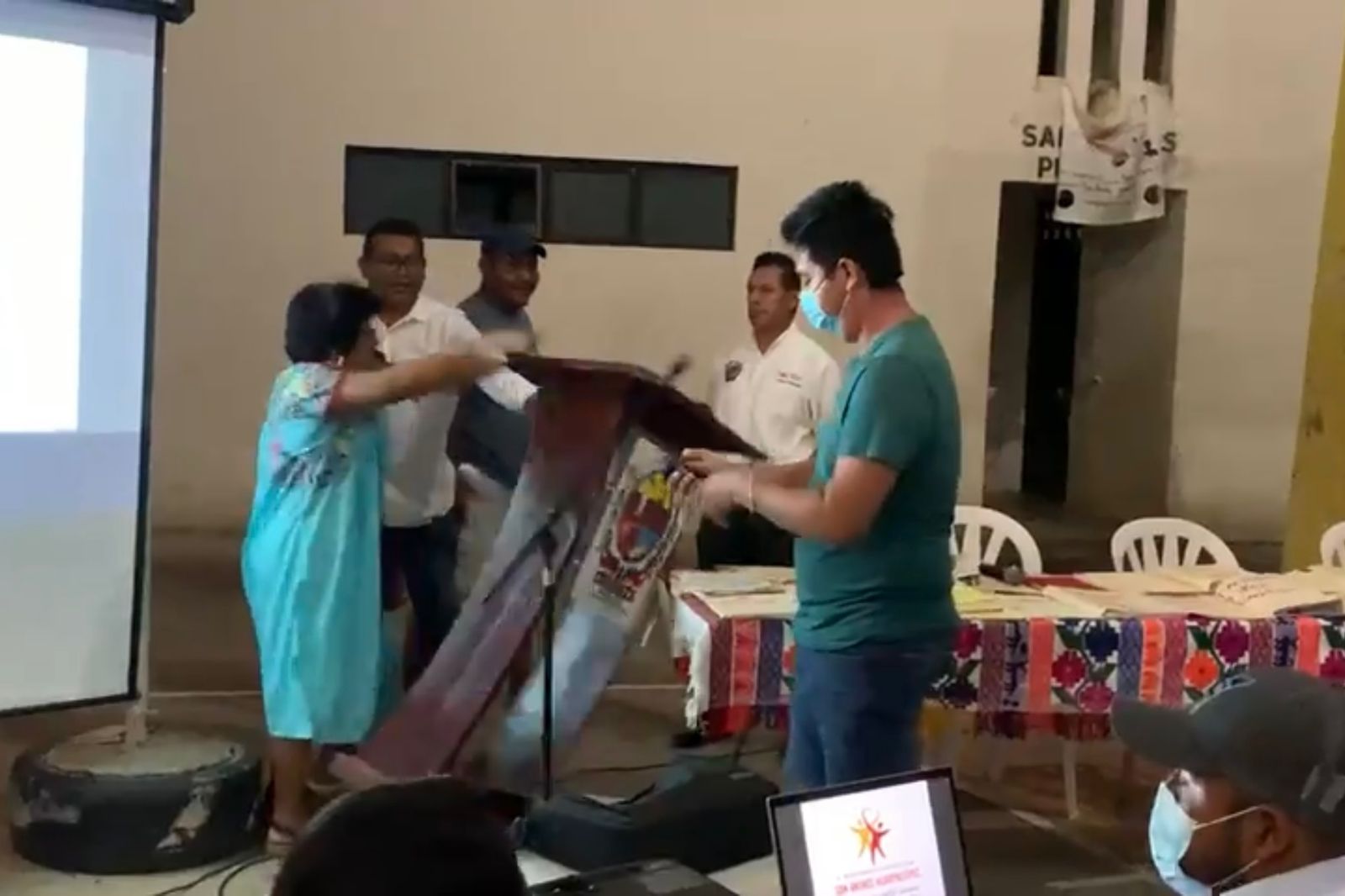 [EN VIDEO] Se armó zafarrancho en asamblea general en Huaxpaltepec