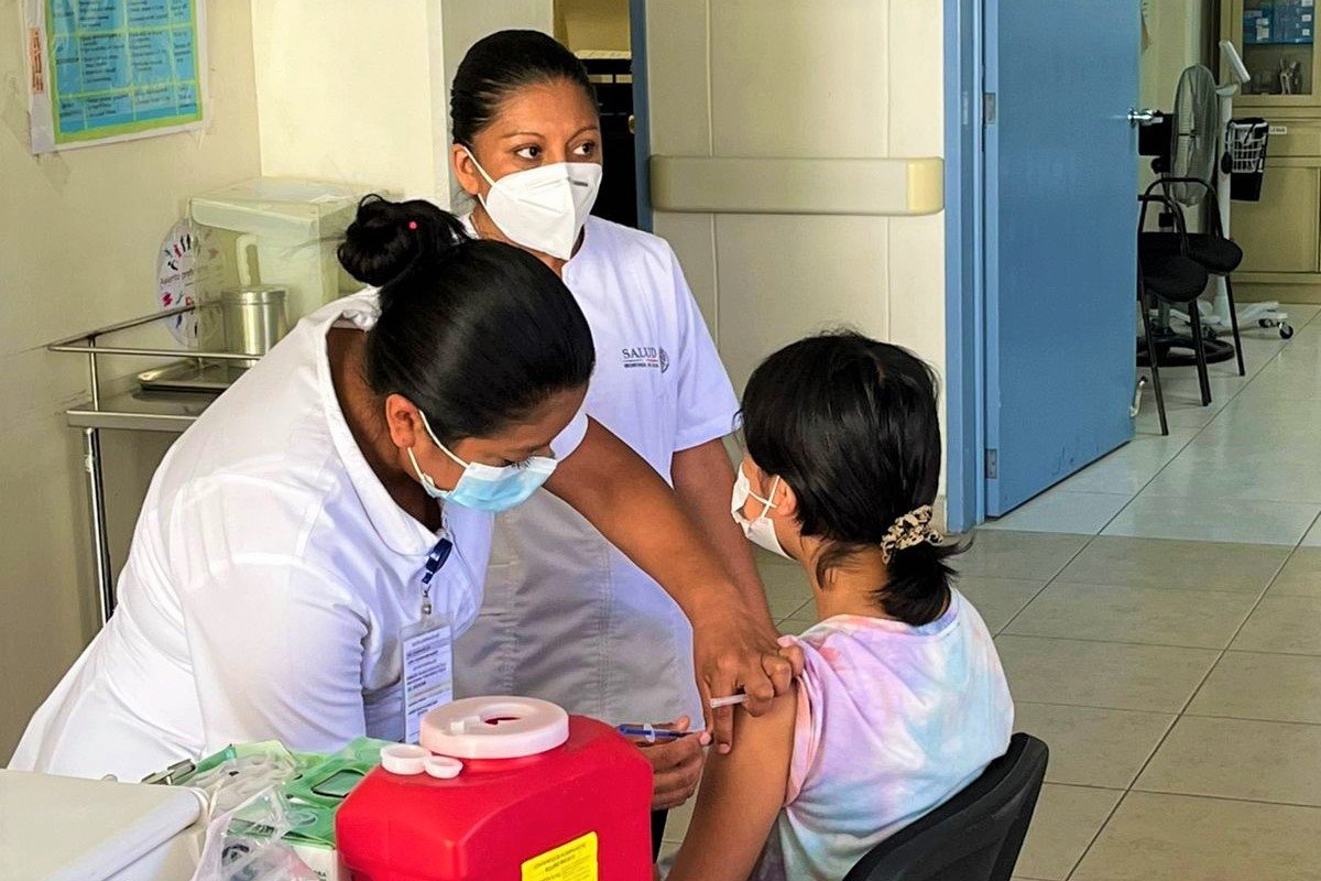 Anuncian jornada de vacunación anti COVID-19 para menores de edad en Pinotepa Nacional