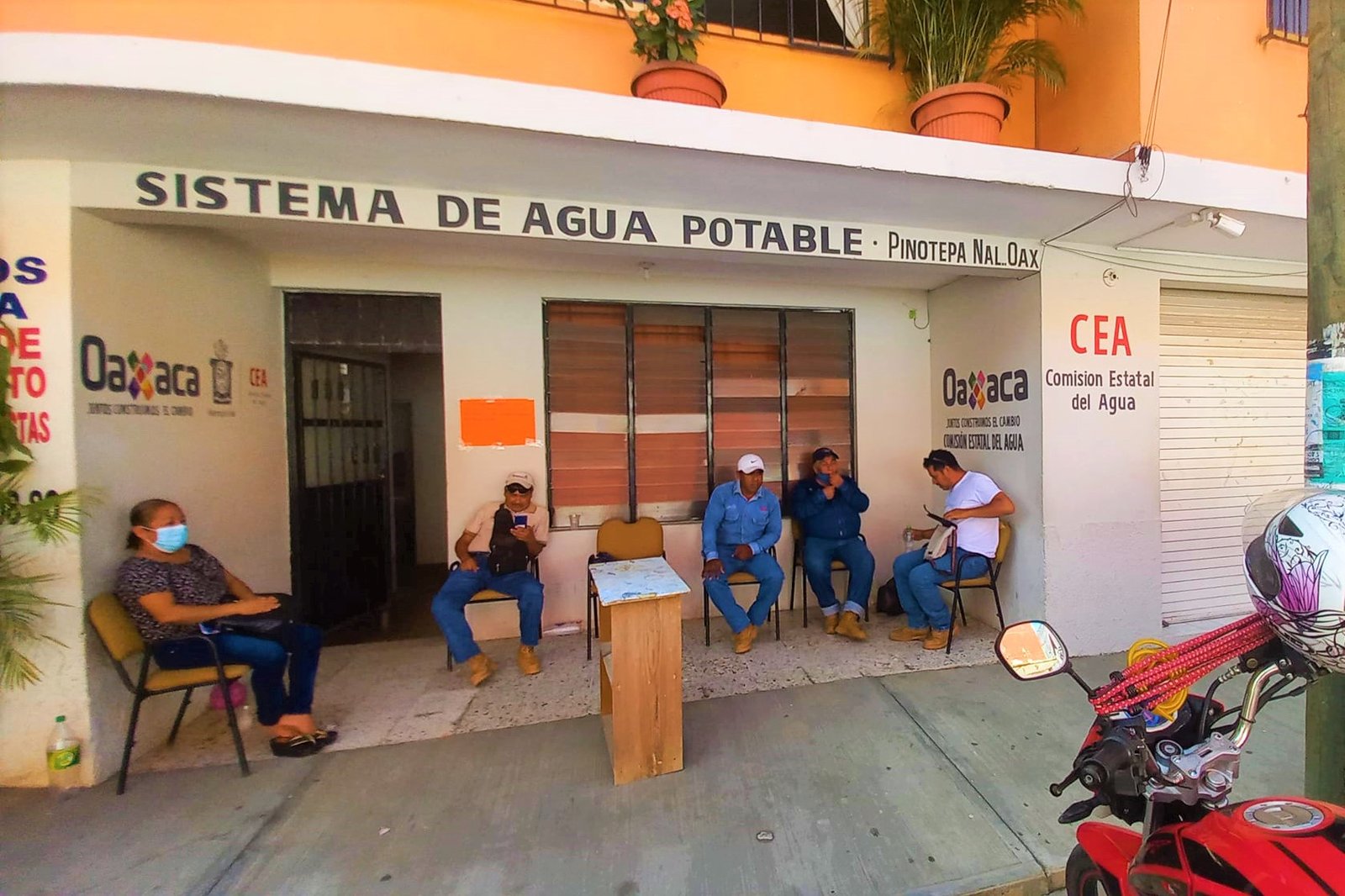 Toman oficina del agua potable en Pinotepa Nacional