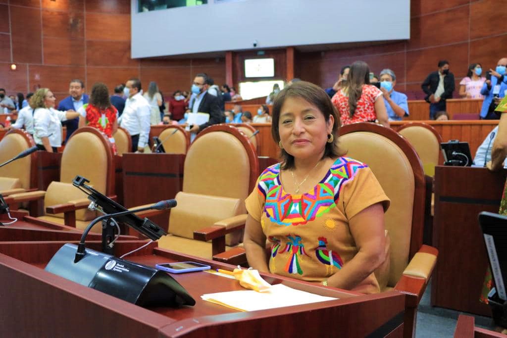 Minerva López Calderón entre los 10 legisladores mejor evaluados