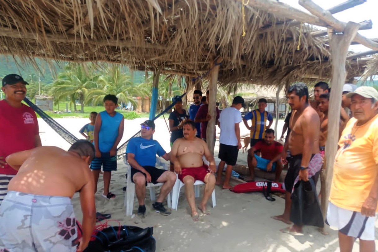 Hombre se ahogaba en playa Cerro Hermoso; lo rescatan