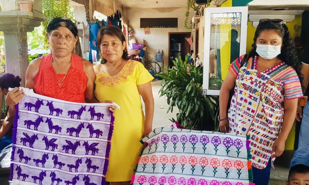 Brinda Minerva López Calderón apoyo a mujeres artesanas de la Costa
