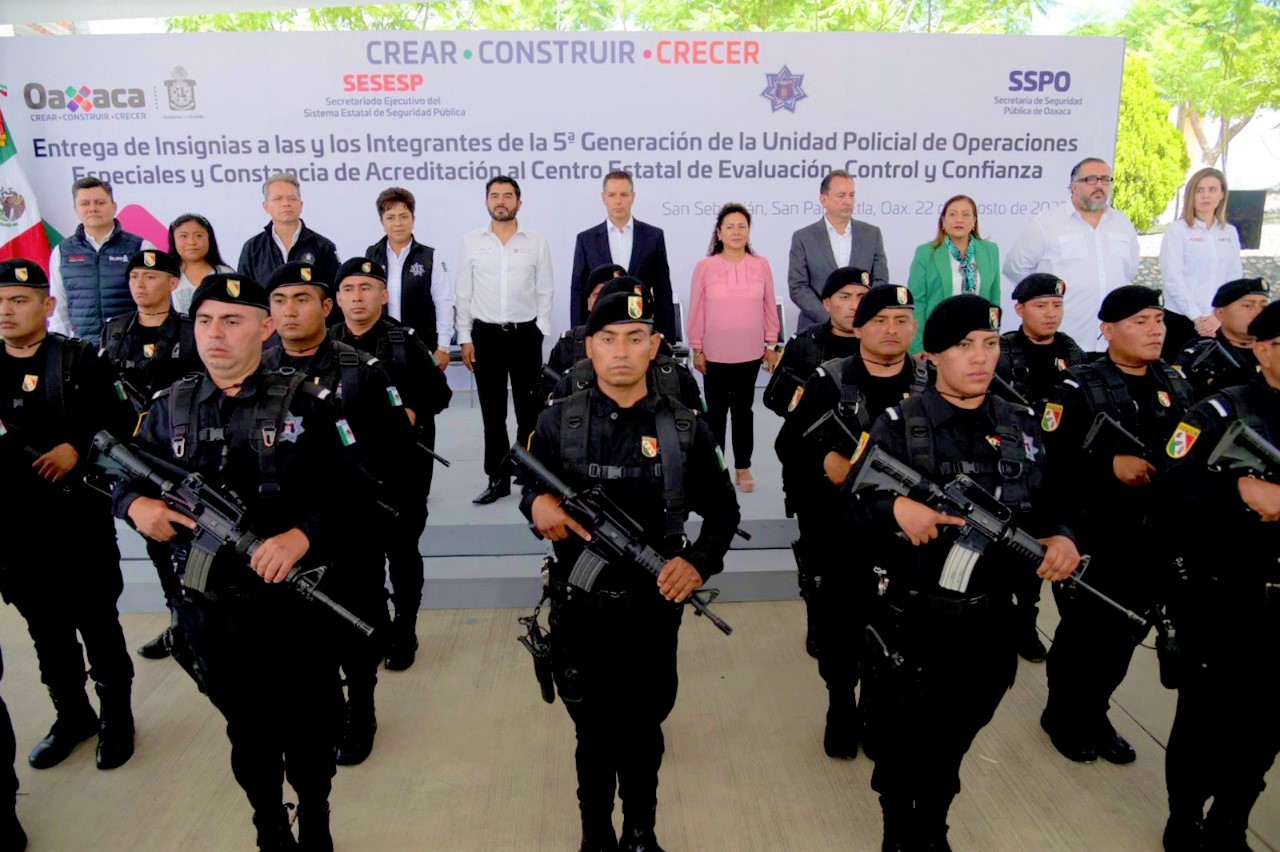 Entrega AMH insignias a elementos de la Unidad Policial de Operaciones Especiales de Oaxaca