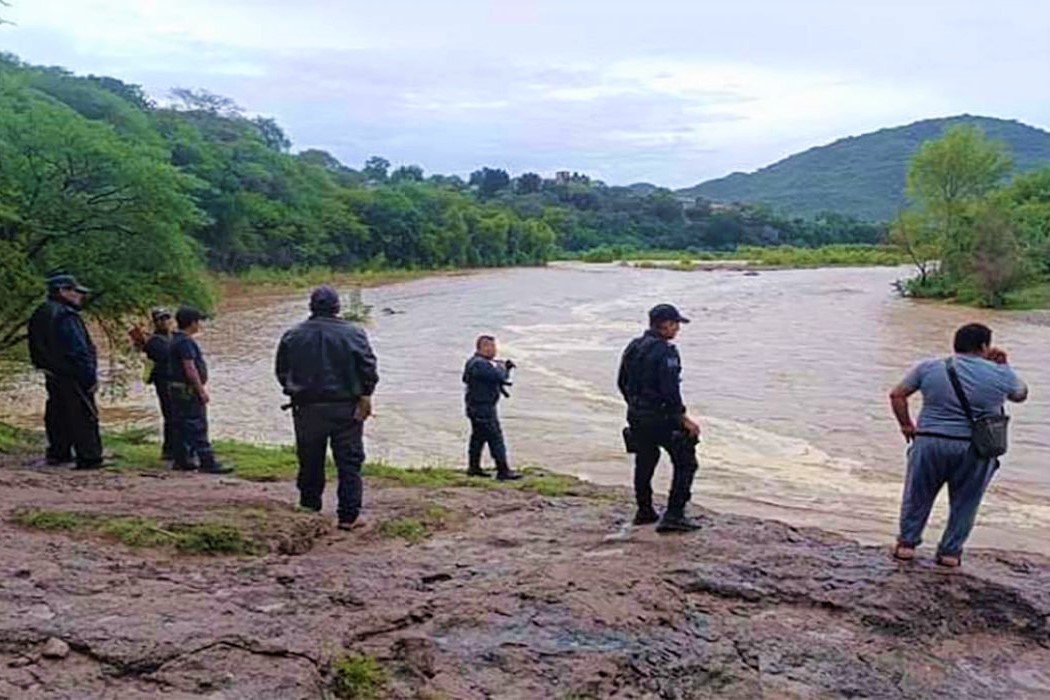Arrastra río a dos personas en San José Ayuquila; activa CEPCO protocolo