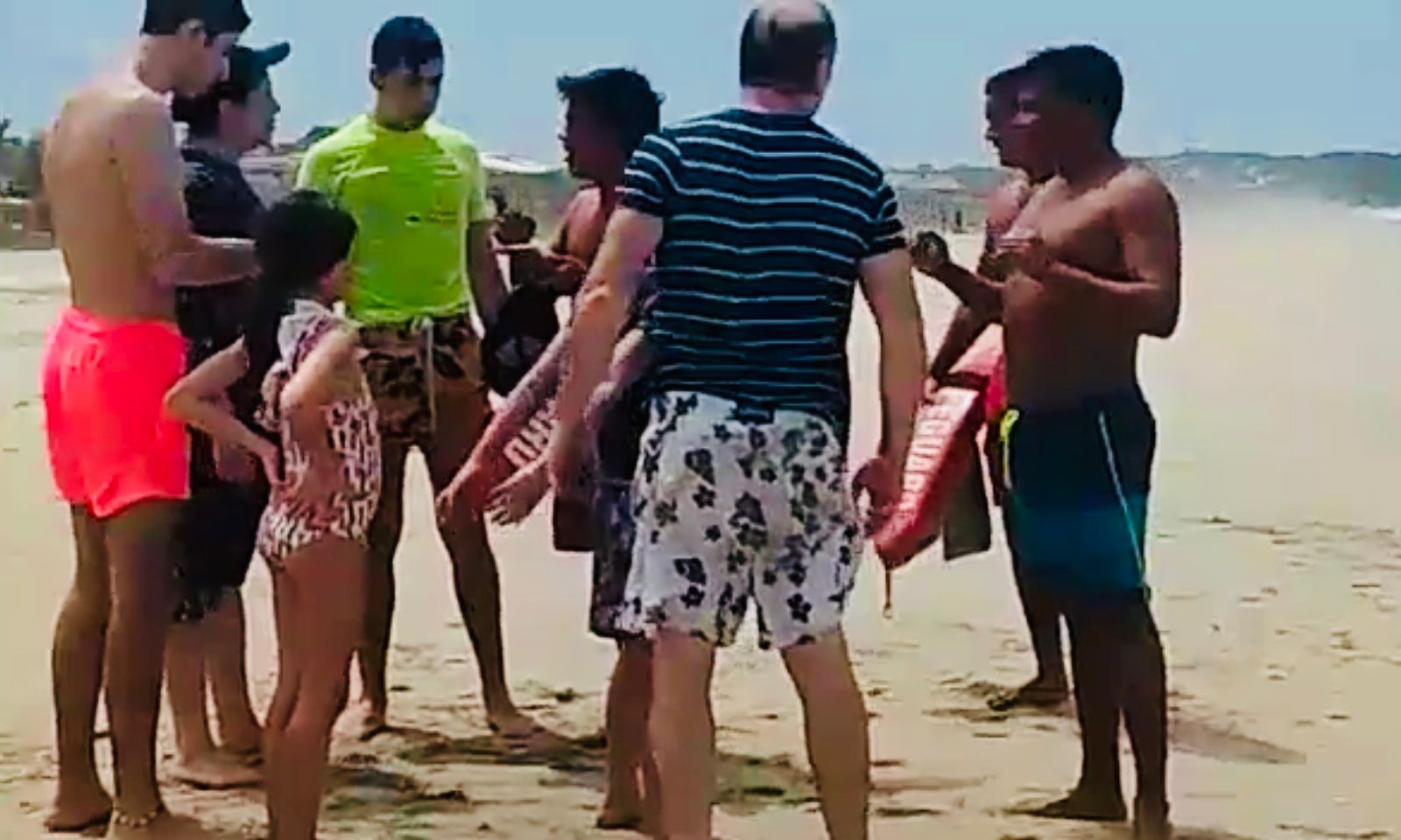 Salvan a padre e hijo de ahogarse en Puerto Escondido
