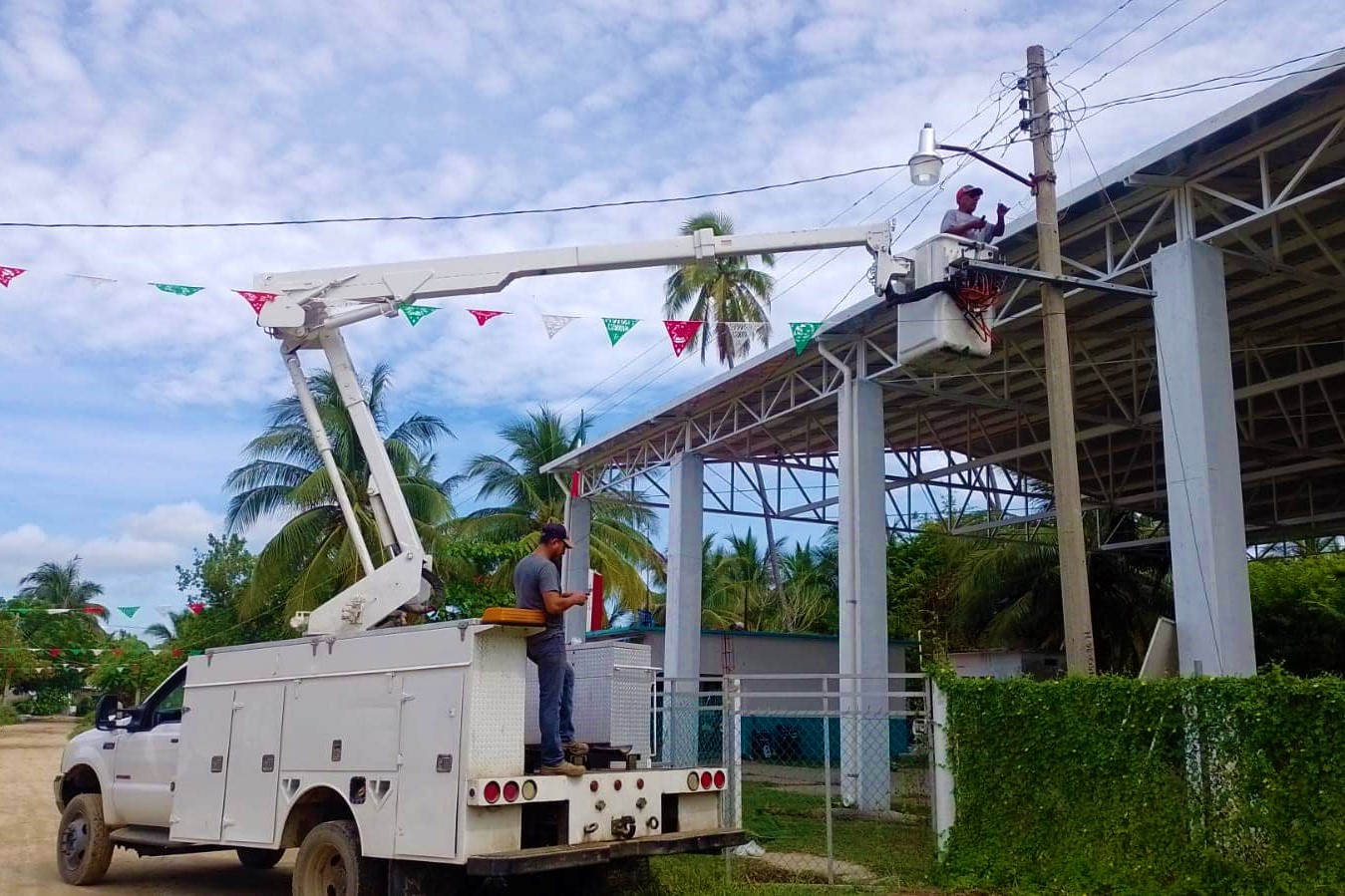 Avanza programa municipal de alumbrado público en Tututepec