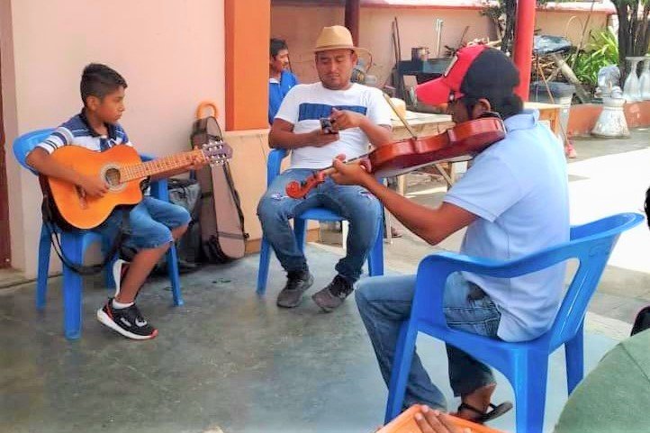 Buscan preservar la música tradicional en Huaxpaltepec