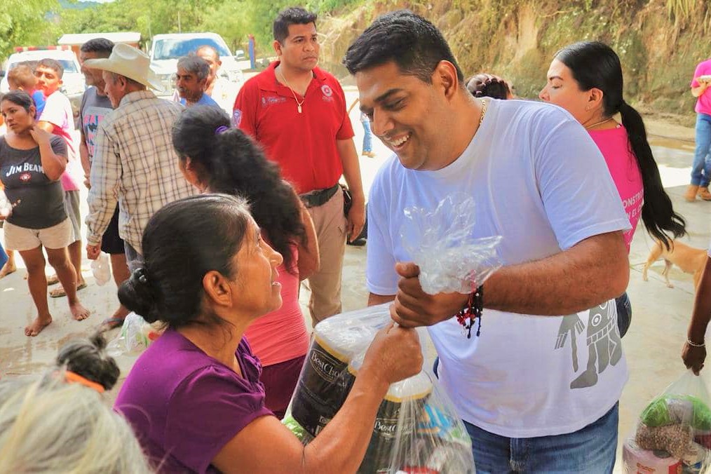 Llevan ayuda humanitaria a comunidades de Tututepec