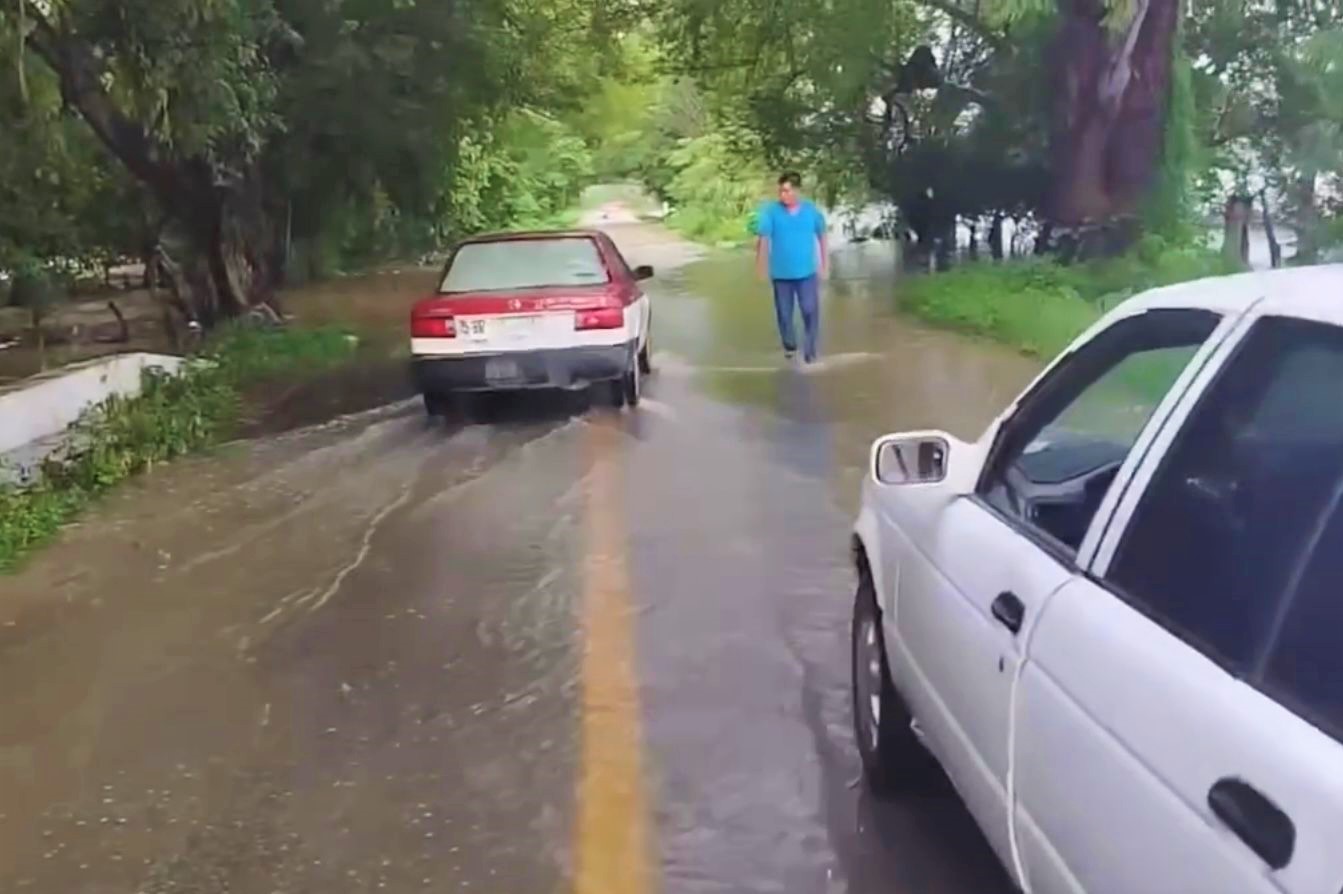 Dejan lluvias paso intermitente en carretera Costera