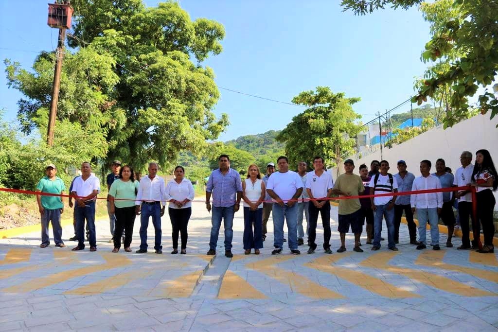 Entregan obra de pavimentación en Villa de Tututepec