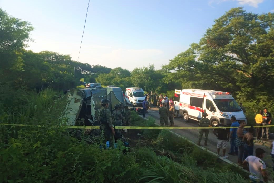 Vuelca camión de la SEMAR en la Costa; 1 fallecido y 17 heridos el saldo