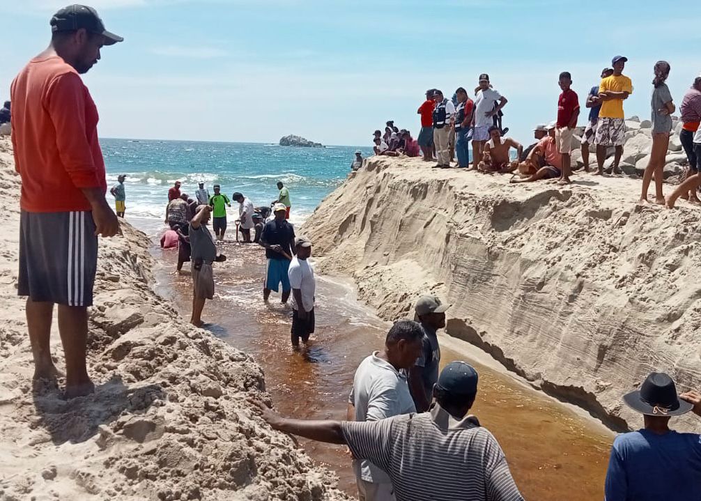 Pobladores y pescadores abren canal de navegación en Laguna Corralero