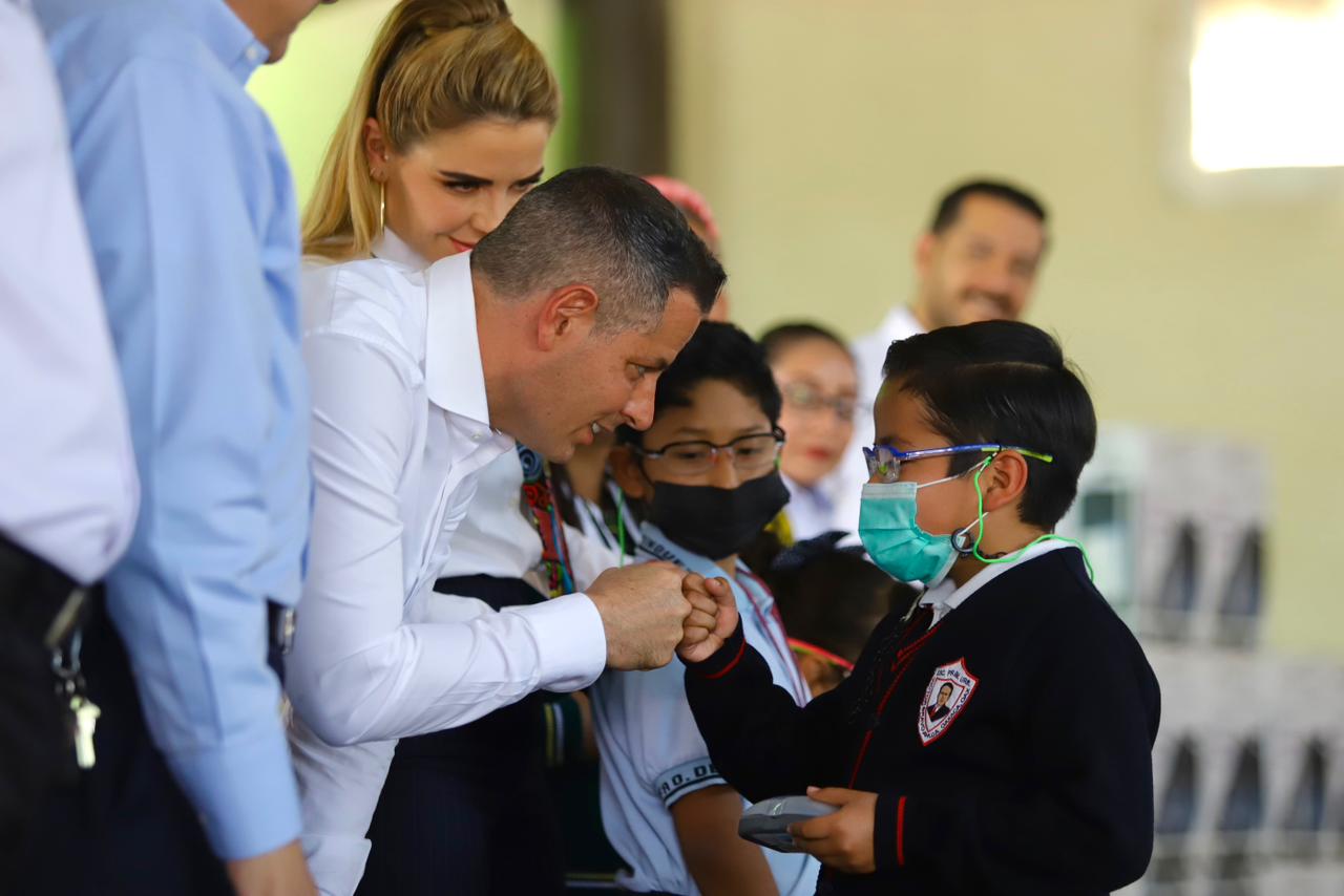 Entregan mobiliario y equipo escolar en beneficio de 9 mil 890 escolares Entregan mobiliario y equipo escolar en beneficio de 9 mil 890 escolares