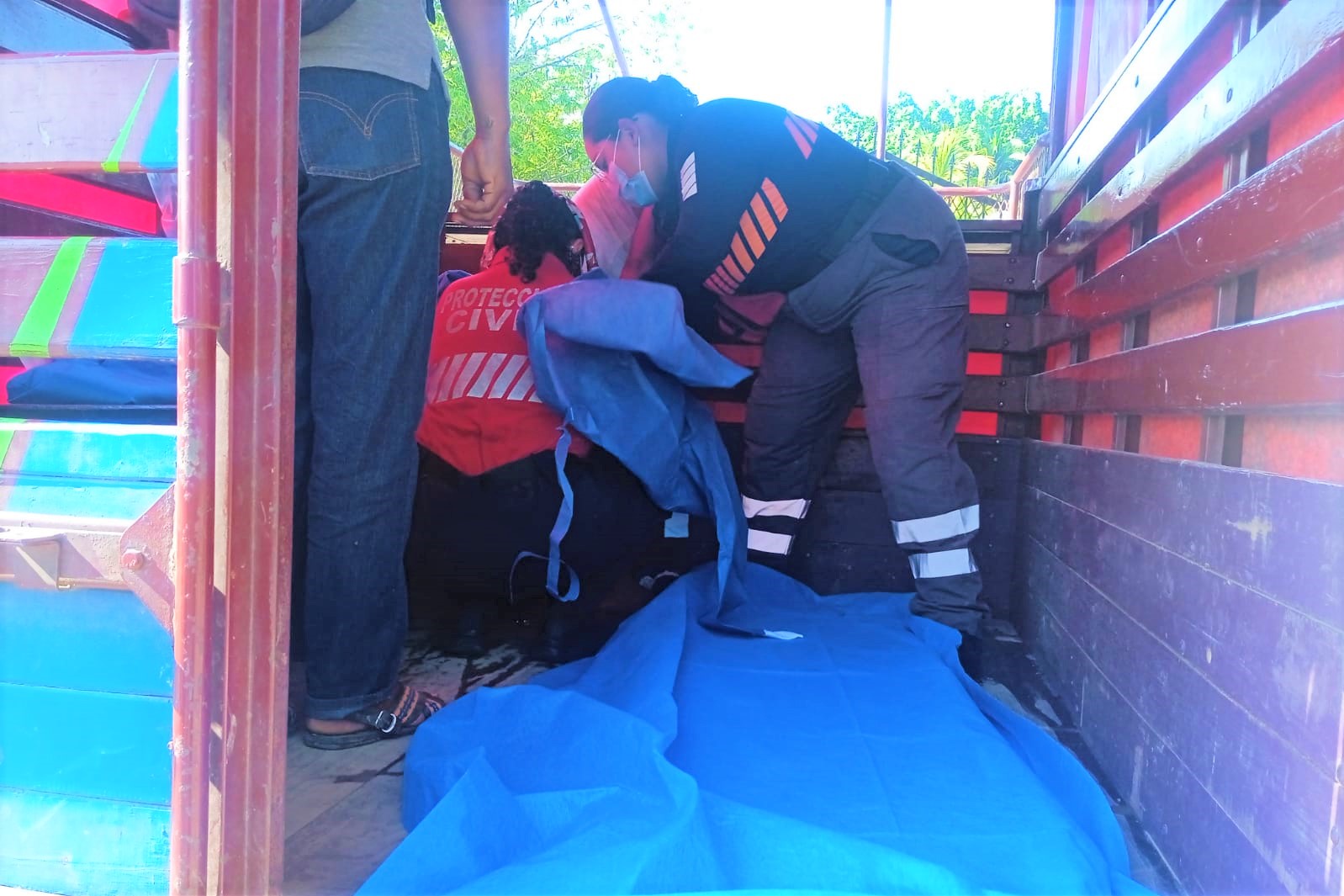 Mujer da a luz en las afueras de Unidad Médica en Pinotepa