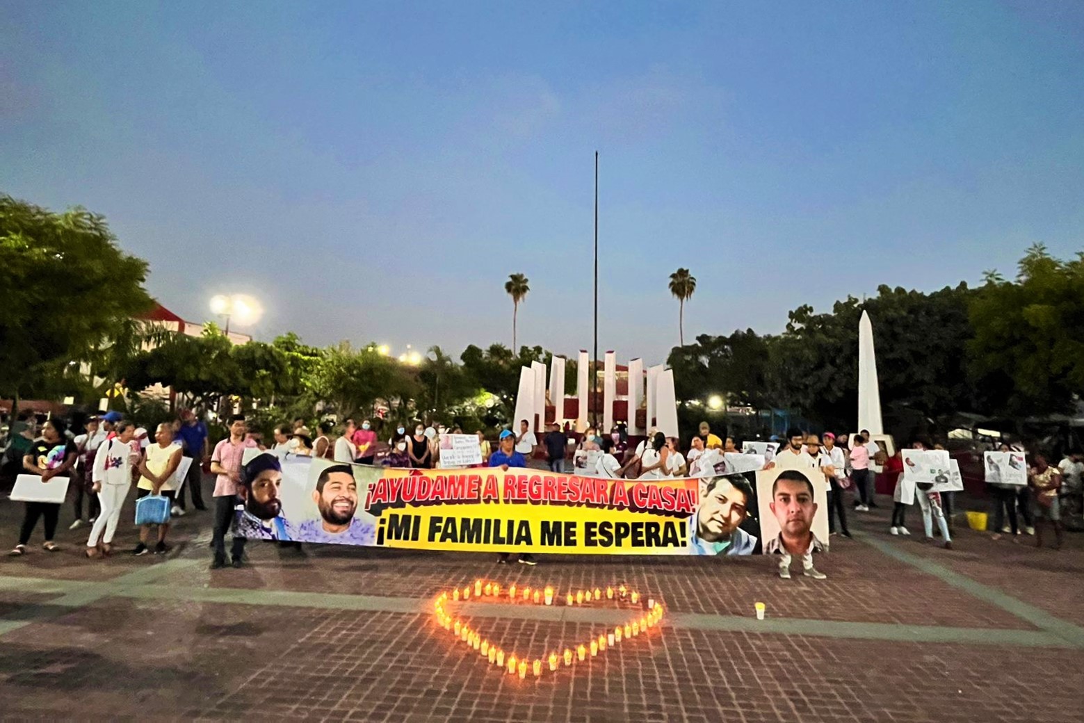Familiares de trabajadores desaparecidos en Pinotepa marchan para exigir su búsqueda