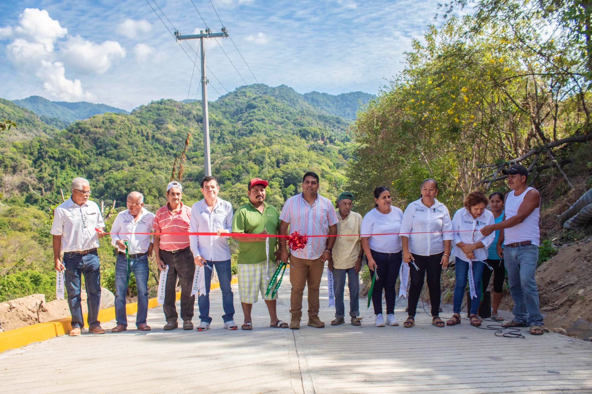 Entrega Jesuhandy Conde obras de pavimentación en comunidades de Tututepec