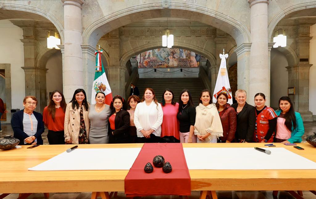 Gabinete en pleno asiste a capacitación sobre igualdad de género