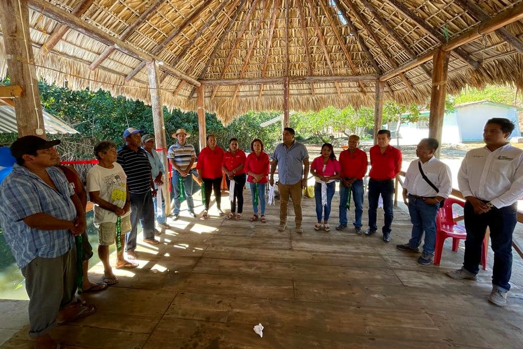 Entrega Jesuhandy Conde obras en comunidades de Tututepec