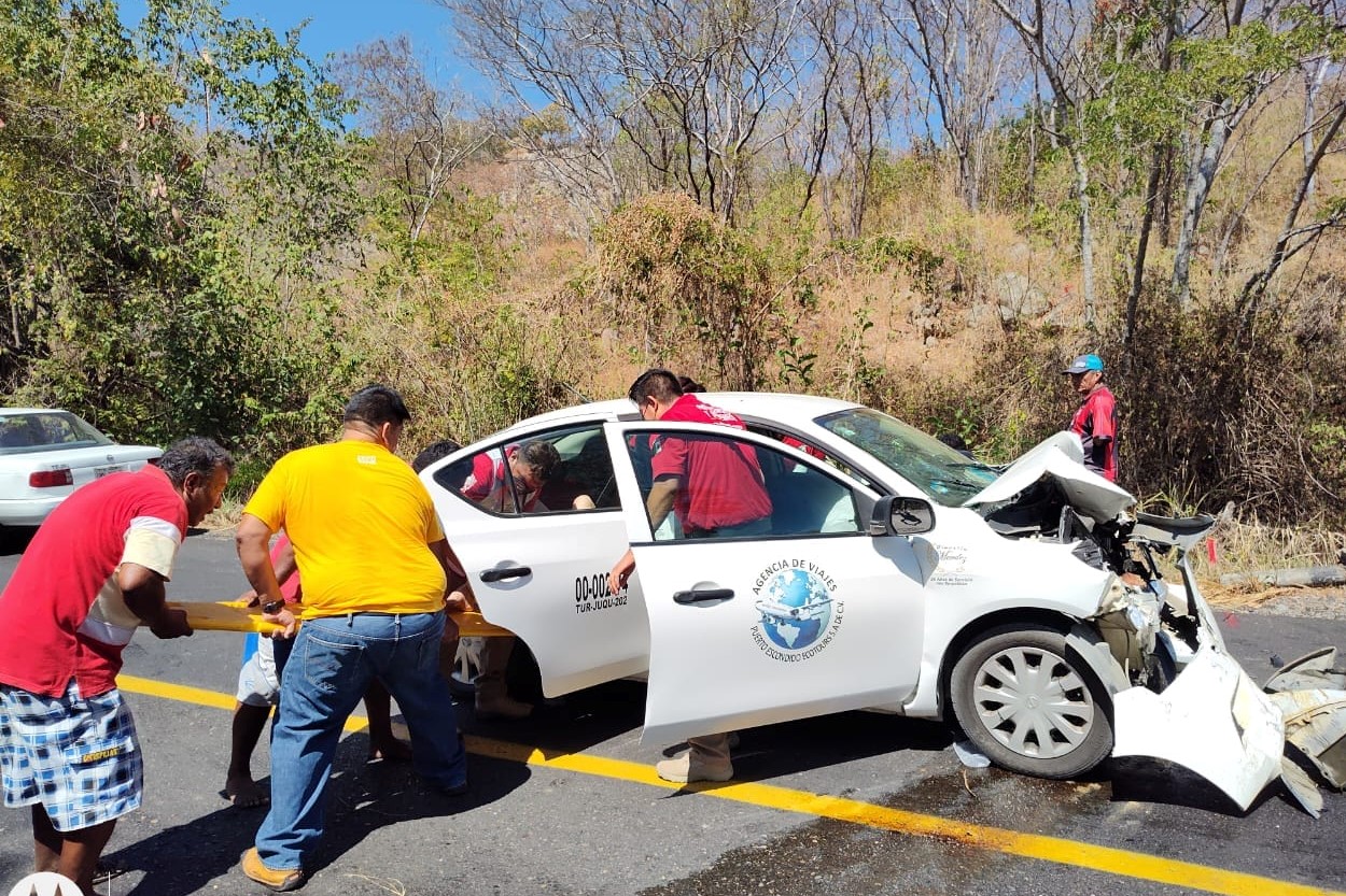 Accidente carretero deja dos muertos cerca de Puerto Escondido Accidente carretero deja dos muertos cerca de Puerto Escondido