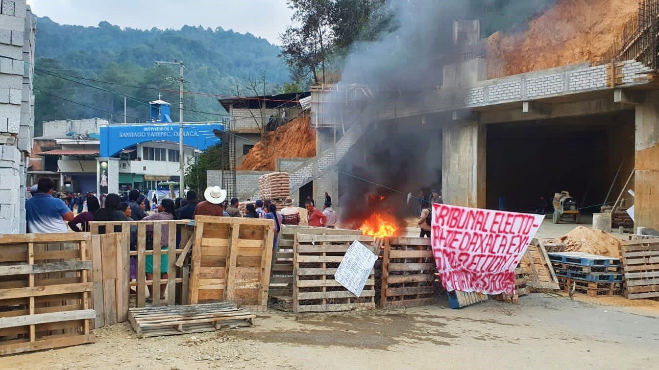 Pobladores de Yaitepec suman tres días de bloqueo carretero