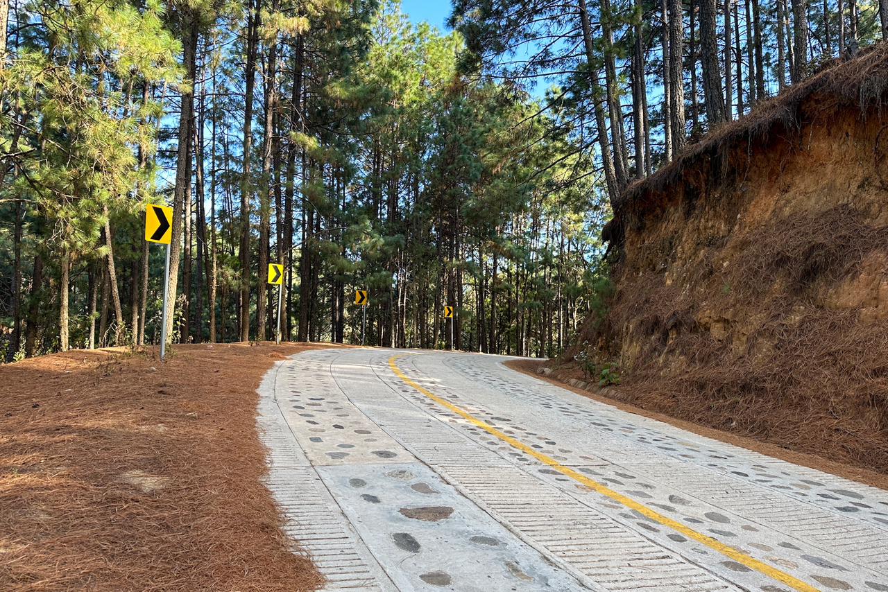 La construcción y dignificación de los caminos en Oaxaca siguen su marcha
